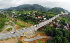 Đi bộ qua đường cao tốc Nội Bài - Lào Cai, một phụ nữ bị xe đâm tử vong
