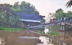 Xe tải chở gạo làm sập cầu tải trọng 5 tấn