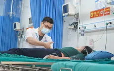 Bị ong đốt khi đi trên đường, người phụ nữ rơi vào hôn mê