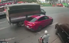 Chuyển hướng đột ngột, xe BMW X6 bị ô tô tải đâm rụng gương