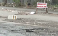 Nguy hiểm từ những con đường đầy “ổ voi, ổ gà”