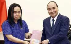 Chủ tịch nước Nguyễn Xuân Phúc gặp tài năng văn học trẻ Nguyễn Bình