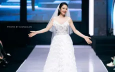 MC Phí Linh sải bước trên sàn catwalk
