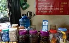 Uống nước vỉa hè thanh toán bằng QR