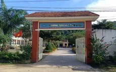 Vụ phụ huynh vác dao vào trường ép hiệu trưởng quỳ xin lỗi: Hiệu trưởng rút đơn tố cáo