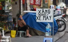 Hà Nội yêu cầu loại bỏ điểm bán xăng dầu vỉa hè