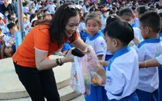 Quỹ Hy Vọng khánh thành cây cầu thứ 238, tặng hơn 600 phần quà cho học sinh nghèo