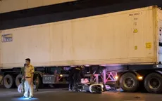 Hai người đi xe máy SH tử vong sau khi va chạm container
