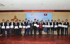 Hội Khuyến học Việt Nam trao 200 suất học bổng cho du học sinh Lào
