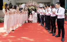 Hôn lễ của Khánh Thi - Phan Hiển phủ màu hồng với 15.000 bông hoa hồng