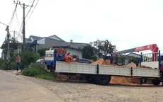 Xe cẩu vướng dây điện trung thế, chủ cửa hàng vật liệu bị điện giật tử vong