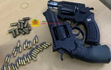 Tiếp nhận 2 khẩu súng và hàng chục viên đạn do người dân phát hiện, giao nộp