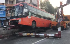 Xe khách mất lái nằm vắt vẻo trên lan can hầm chui, hàng chục hành khách hoảng loạn