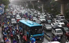 Ùn tắc thêm nghiêm trọng do thiếu ý thức tham gia giao thông