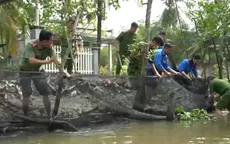 Công an Hậu Giang cùng nhân dân xây những vùng xanh chống sạt lở