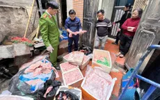 Phát hiện, ngăn chặn trên 2,3 tấn thực phẩm không rõ nguồn gốc xuất xứ chuẩn bị lên bàn nhậu