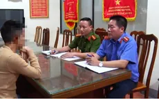 Mua bé gái 13 tuổi về phục vụ quán karaoke
