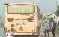 Xe cũ nát đưa đón công nhân: "Lo thì ai chẳng lo nhưng đường nhà mình có mỗi xe ấy thôi"