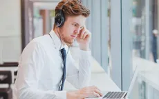 Vừa làm việc vừa nghe nhạc có tốt hay không?
