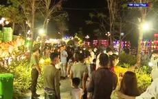 Cần Thơ: Người dân nô nức ra đường đón giao thừa