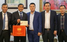 Chủ tịch Quốc hội tặng quà và chúc mừng ĐT bóng đá nữ Việt Nam
