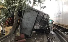 Xe container tông trực diện ô tô tải, hất văng lên vệ đường
