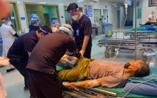 Người đàn ông bị máy cắt cỏ chém gần đứt lìa cẳng chân