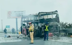 Xe giường nằm bốc cháy trơ khung trên cao tốc Pháp Vân
