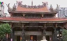 Người dân châu Á đi lễ chùa cầu cho cuộc sống bình yên