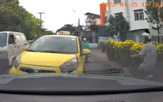 Taxi lấn làn đường gây cản trở giao thông