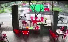 Ô tô 7 chỗ bị xe giường nằm chồm tới đẩy lật nghiêng