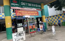 Người dân dắt bộ vì cửa hàng... hết xăng