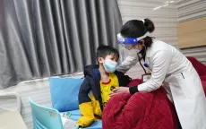 Điều trị COVID-19 cho trẻ em thế nào cho đúng?