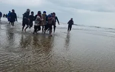 Sóng đánh chìm 8 tàu cá, 14 ngư dân thoát nạn