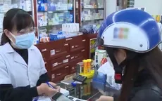 Người dân Hà Nội đổ xô đi mua thuốc điều trị COVID-19
