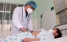 Nội soi gắp sợi dây chuyền trong dạ dày bé gái 5 tuổi