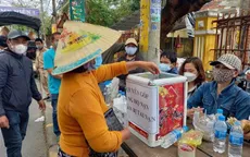 Người dân Hội An chia sẻ với các gia đình nạn nhân trong vụ chìm ca nô ở biển Cửa Đại