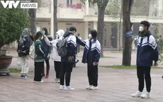 Ngày đầu học sinh Hà Nội trở lại trường sau nghỉ Tết, thầy và trò tuân thủ nghiêm 5K