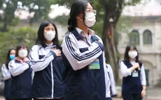 Hà Nội: Học sinh khối 12 hân hoan tới trường sau kỳ nghỉ Tết