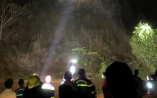 Giải cứu thanh niên đu bám trên vách núi