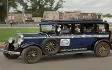 Cả gia đình vòng quanh thế giới trong 22 năm trên xe hơi cổ