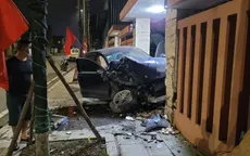 Xe sang Porsche đâm sập cổng nhà dân trong đêm