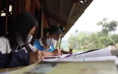Ký ức buồn của cô bé mồ côi đầy nghị lực
