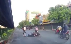 Suýt chui vào gầm xe ô tô vì lái xe vẫn dùng điện thoại