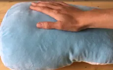 Gối giúp người ôm giảm căng thẳng
