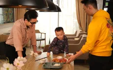 Cuộc chiến nuôi con: Ông bố trẻ vật lộn với thử thách một mình chăm con ở nhà