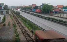 Nghe điện thoại trên mép đường sắt, 1 người bị tàu đâm tử vong