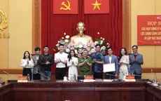 Dàn diễn viên "Phố trong làng" vinh dự, tự hào nhận bằng khen của Bộ trưởng Bộ Công an