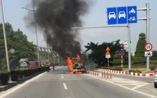 Xe cẩu bốc cháy ngùn ngụt trên cầu Bãi Cháy