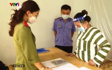 Dùng tiền giả mua dầu ăn, một phụ nữ 55 tuổi bị bắt